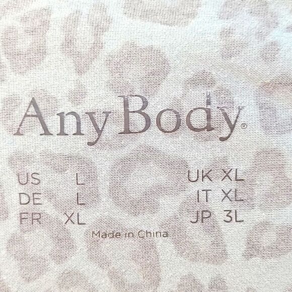 AnyBody Blue Leopard  Top with Big Pockets, Longer on the Sides, Size Large - Picture 9 of 10